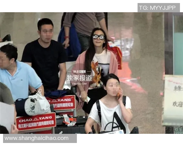 杨颖与足球明星亲密合影展现运动魅力引发粉丝热议