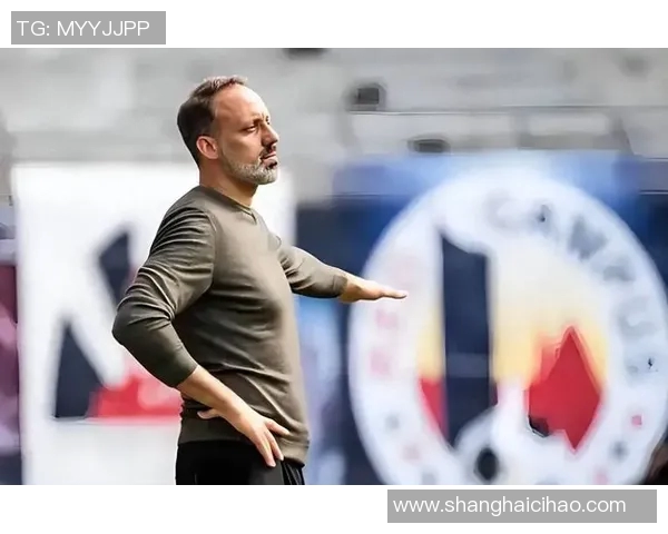 足球明星意外现身背后的故事与真相揭秘引发球迷热议